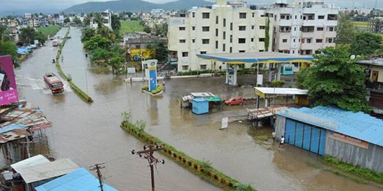 सोलापूरमध्ये पावसाचा जोर; अनेक भागात पाणी साचले